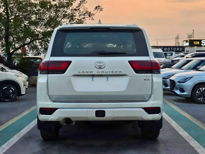 2026 Toyota Land Cruiser VX 4.0L PETROL V6 White Black SUV GCC Specs