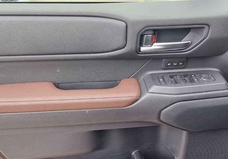 2025 TOYOTA PRADO 2.8L DIESEL LUXURY EDITION 4 Cylinder Engine Black Brown SUV