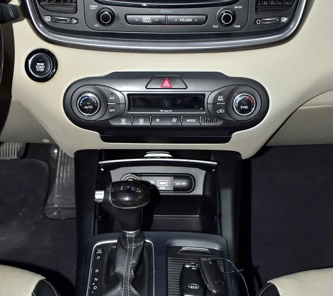 2016 Kia Sorento DLX 6 Cylinders Petrol Engine Black Beige SUV AWD GCC Specs