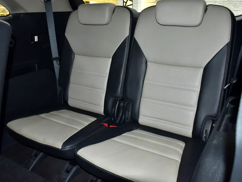 2016 Kia Sorento DLX 6 Cylinders Petrol Engine Black Beige SUV AWD GCC Specs