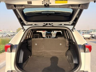 2022 TOYOTA RAV 4 XLE 2.0 L V4 Cylinder Engine White Black SUV Full Option