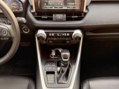 2022 TOYOTA RAV 4 XLE 2.0 L V4 Cylinder Engine White Black SUV Full Option