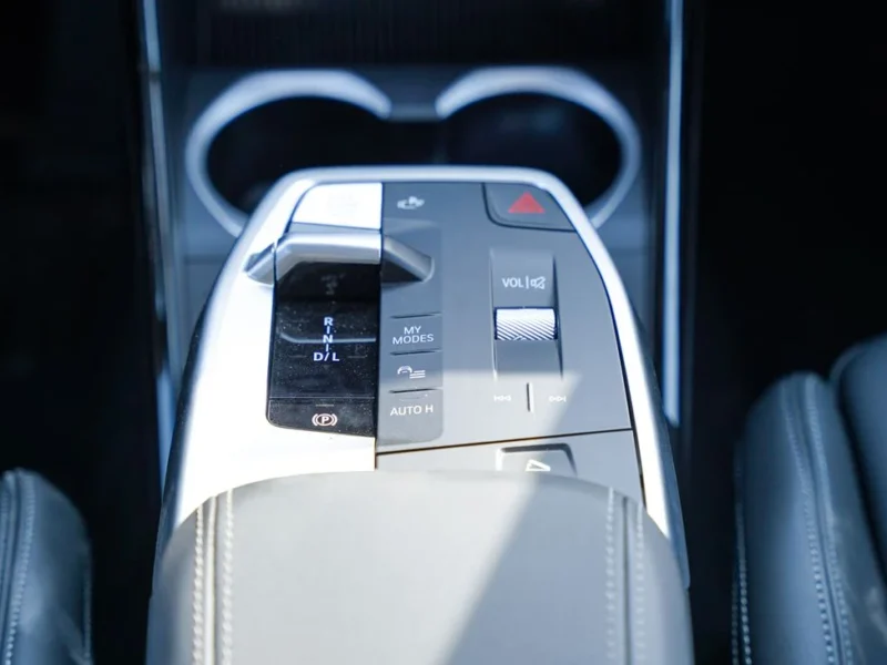 2025 BMW X2 2.0L TwinPower Turbo Inline 4-Cylinder White Black SUV GCC Specs