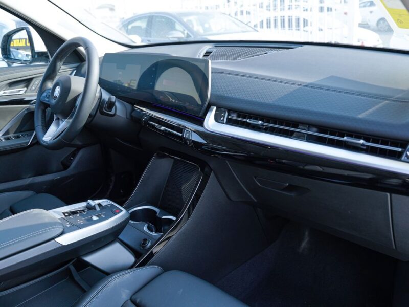 2025 BMW X2 2.0L TwinPower Turbo Inline 4-Cylinder White Black SUV GCC Specs