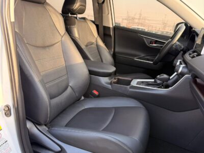 2022 TOYOTA RAV 4 XLE 2.0 L V4 Cylinder Engine White Black SUV Full Option