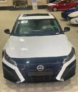 2024 Nissan Altima 2.5-liter inline 4 Cylinder Black Beige Sedan FWD