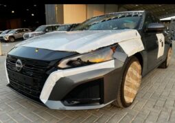 2024 Nissan Altima 2.5-liter inline 4 Cylinder Black Beige Sedan FWD