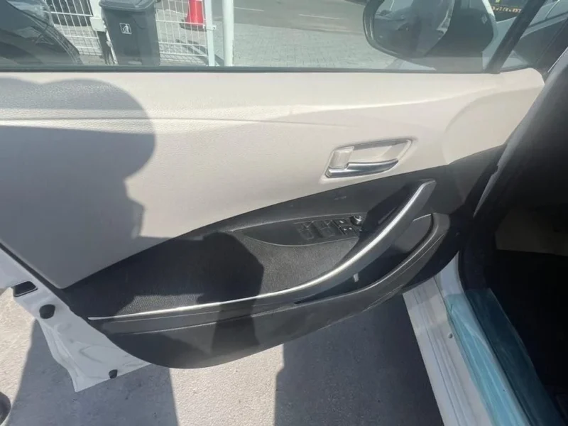 2023 TOYOTA COROLLA 1.6 Litres 4 Cylinders Petrol Engine White Beige Sedan