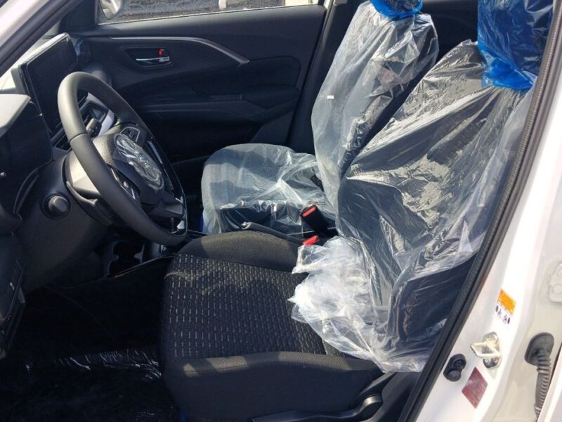 2025 Suzuki SWIFT GLX 1. 2 Litres 4 Cylinders Petrol Engine White Black Hatchback