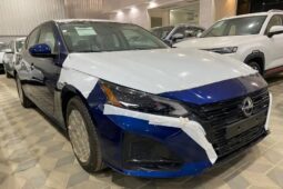 2024 Nissan Altima 2.5-liter inline 4 Cylinder Blue Beige Sedan FWD