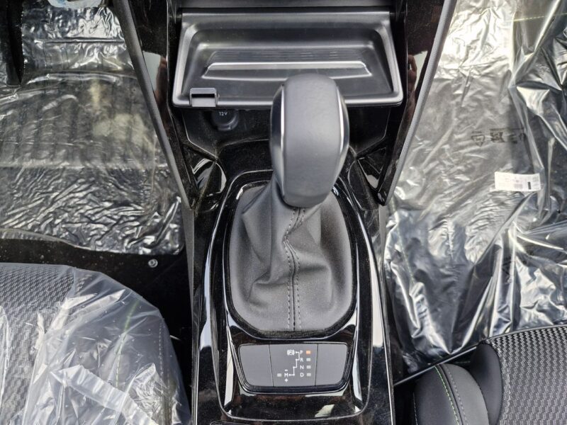 2025 Peugeot 2008 Active GCC 1.2L 4 Cylinder Engine CUV FWD White Black SUV