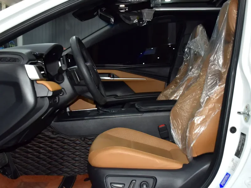 2025 Toyota Camry GLE 4 Cylinder Petrol Engine White Tan Sedan GCC Specs