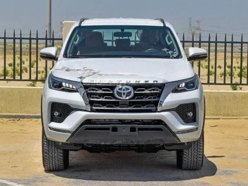 2025 Toyota Fortuner 4.0L V6 24-valve DOHC with VVT-i White Tan SUV GCC