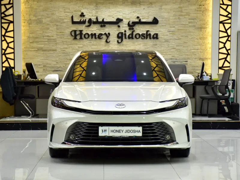 2025 Toyota Camry GLE 4 Cylinder Petrol Engine White Tan Sedan GCC Specs