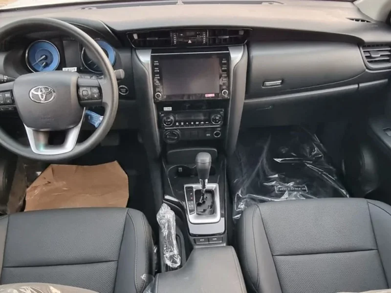 2025 TOYOTA FORTUNER 2.7L PETROL GR-KIT 4 Cylinders Engine White Black SUV GCC