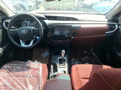 2024 Toyota Hilux SR5 4.0L 6-CYLINDER V-TYPE 4WD White Red Truck