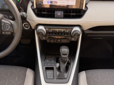 2025 TOYOTA RAV 4 XLE 2.5 Litres V4 Cylinders Engine Red Black SUV FWD