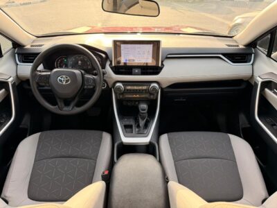 2025 TOYOTA RAV 4 XLE 2.5 Litres V4 Cylinders Engine Red Black SUV FWD