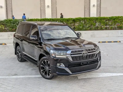 2018 TOYOTA LAND CRUISER GXR DIESEL V8 Engine D-4D Black Beige SUV GCC Specs