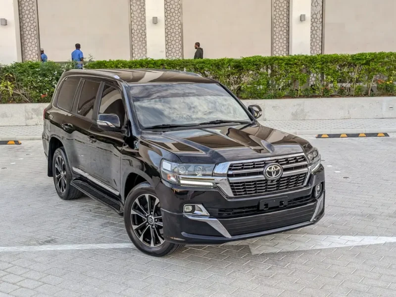 2018 TOYOTA LAND CRUISER GXR DIESEL V8 Engine D-4D Black Beige SUV GCC Specs