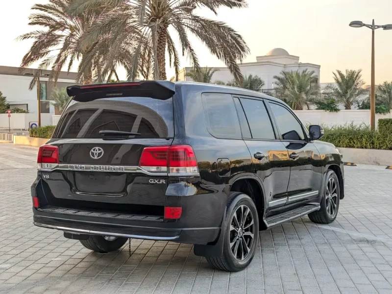 2018 TOYOTA LAND CRUISER GXR DIESEL V8 Engine D-4D Black Beige SUV GCC Specs