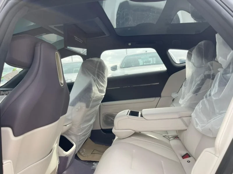 2025 AVATR 12 ULTRA 1.5 Litres 4 Cylinders HYBRID Engine White Sedan RWD