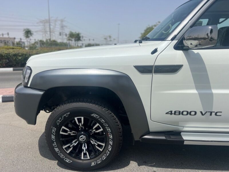 2024 Nissan Patrol Super Safari 4.8L 6-Cylinder In-line White Red SUV GCC Specs