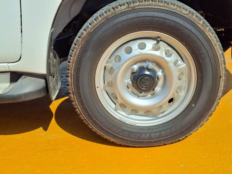 2025 Toyota Hilux DLX 2.7L 4 Cylinders AT PETROL 4X4 DOUBLE CABIN White Red