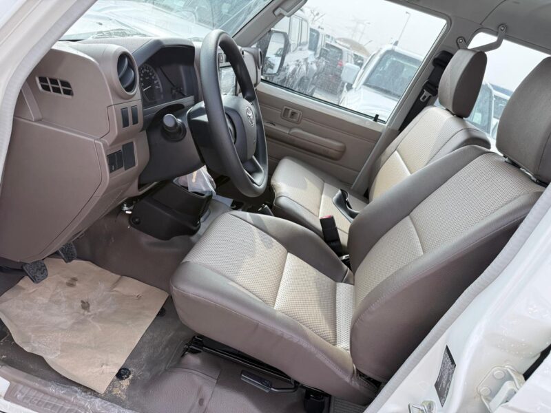 2025 Toyota Landcruiser Pickup 2.8L 4-Cylinder Turbo Diesel MT GCC White Beige SUV