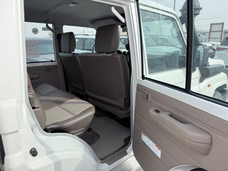 2025 Toyota Landcruiser Pickup 2.8L 4-Cylinder Turbo Diesel MT GCC White Beige SUV