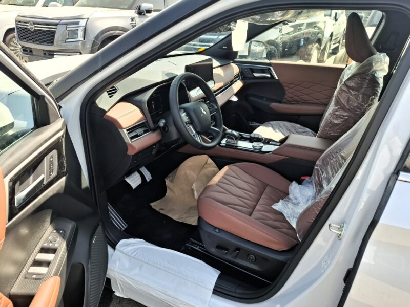 2026 Mitsubishi Outlander P Line 2.5 Litres 4 Cylinder Petrol Engine White Tan SUV