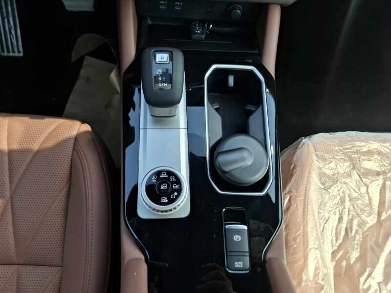 2026 Mitsubishi Outlander P Line 2.5 Litres 4 Cylinder Petrol Engine White Tan SUV