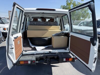 2025 Toyota LC 5 Door 2.8L 4-cylinder AT Full Diesel with Radar White Tan SUV