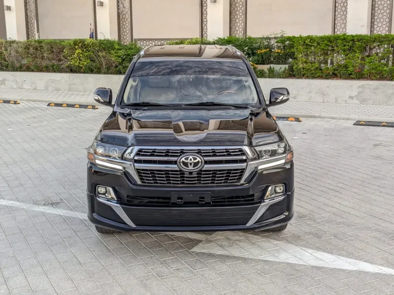 2018 TOYOTA LAND CRUISER GXR DIESEL V8 Engine D-4D Black Beige SUV GCC Specs