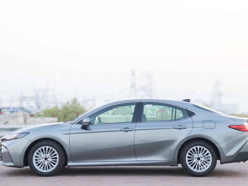 2025 Toyota Camry LE 2.5L 4-cylinder Engine Hybrid Silver Black Sedan