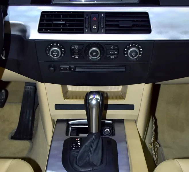 2005 BMW 5-Series 520i 6 Cylinders Petrol Engine Blue Beige Sedan GCC Specs