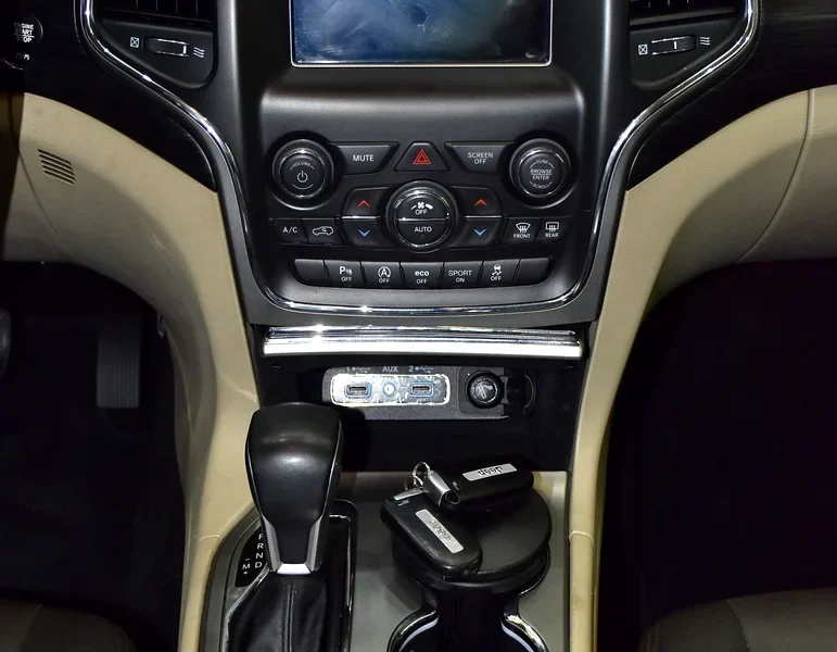 2020 Jeep Grand Cherokee Laredo 6 Cylinders Engine White Brown SUV GCC Specs