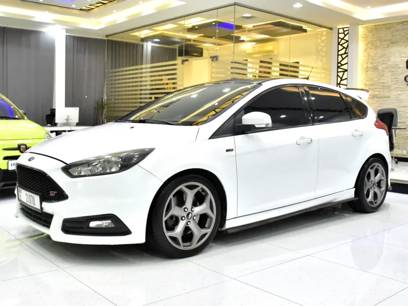 2017 Ford Focus ST 4 Cylinder Petrol Engine White Black Hatchback GCC