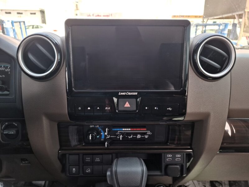 2025 Toyota LC Pickup DC AT 2.8L 4-cylinder Turbo Diesel Diff Lock Red Tan