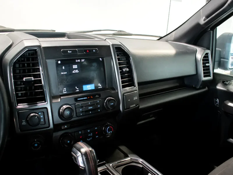 2018 Ford F-Series Pickup Base 8 Cylinder Petrol Engine White Black Pickup GCC