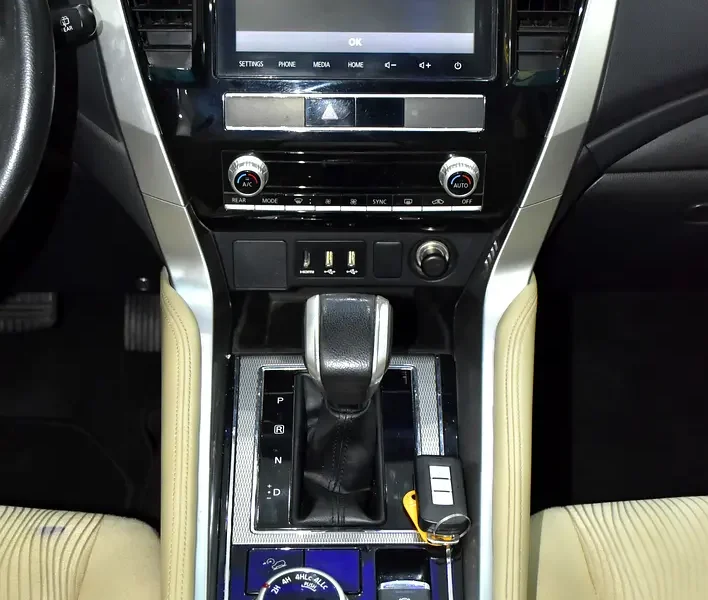 2021 Mitsubishi Montero GLS Sport 6 Cylinder Petrol Engine White Beige SUV GCC