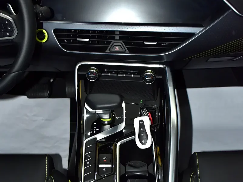 2024 Geely Tugella GF 4 Cylinders Petrol Engine White Black Crossover GCC Specs