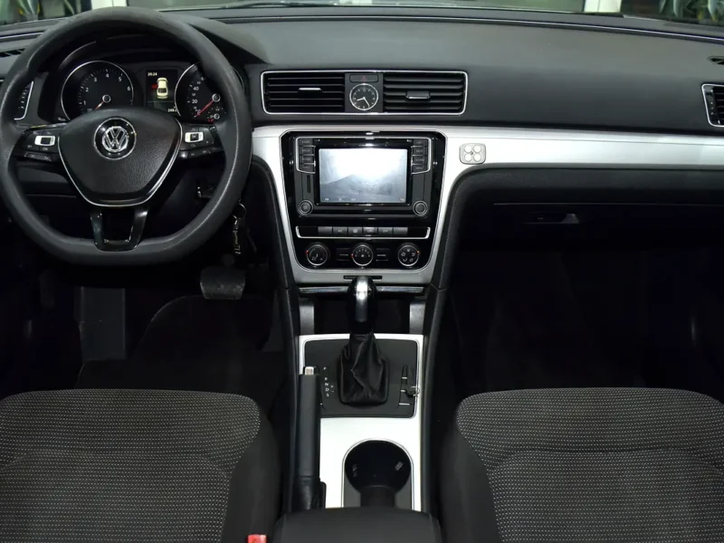 2017 Volkswagen Passat Comfortline 5 Cylinder Petrol Engine Silver Black Sedan GCC