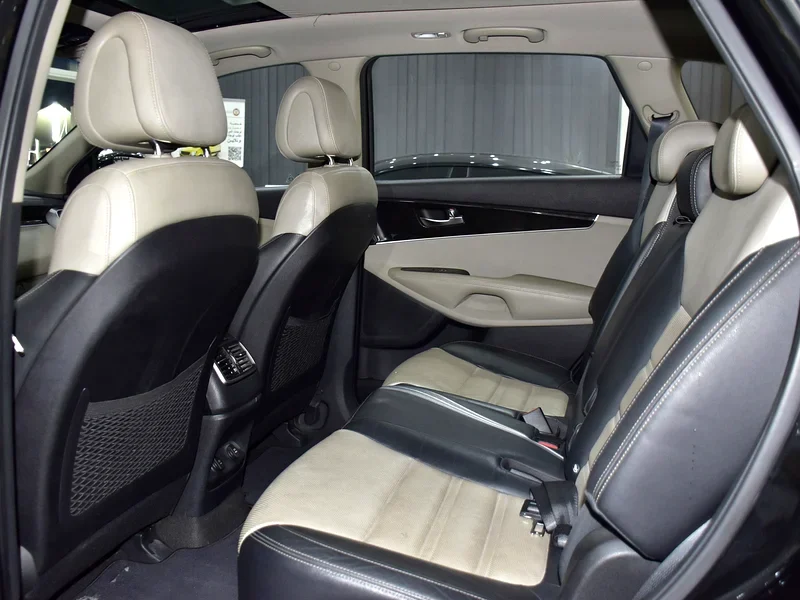 2016 Kia Sorento DLX 6 Cylinders Petrol Engine Black Beige SUV AWD GCC Specs