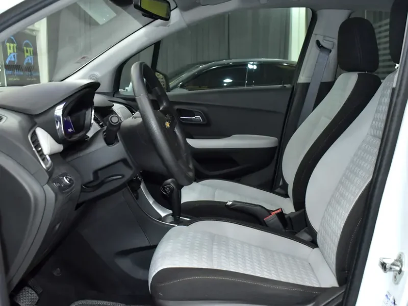 2019 Chevrolet Trax LT 4 Cylinder Petrol Engine White Grey Crossover GCC Specs