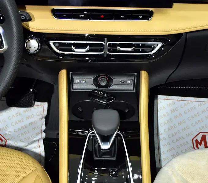 2025 MG HS Luxury 4 Cylinder Petrol Engine Grey Beige SUV GCC Specs