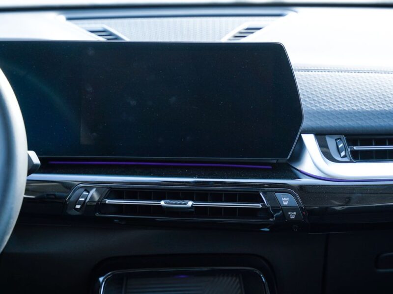 2025 BMW X2 2.0L TwinPower Turbo Inline 4-Cylinder White Black SUV GCC Specs