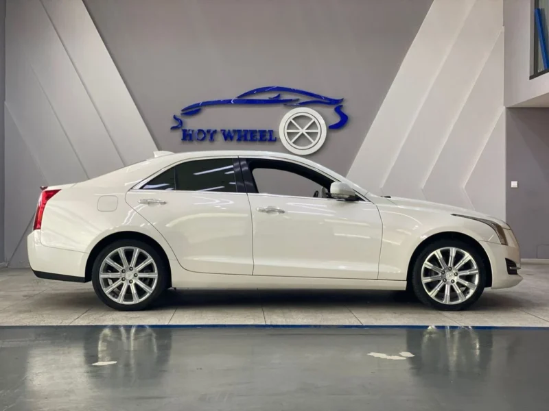 2018 Cadillac ATS 2.0-liter turbocharged 4-cylinder White Beige Sedan AWD