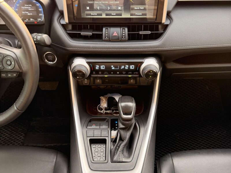 2022 TOYOTA RAV 4 XLE 2.0 L V4 Cylinder Engine White Black SUV Full Option