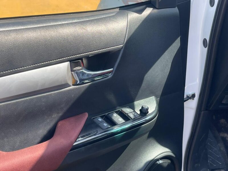 2025 Toyota Hilux PETROL GLX 2.7L 4 Cylinders Double Cab 4WD MT White Red Pick UP